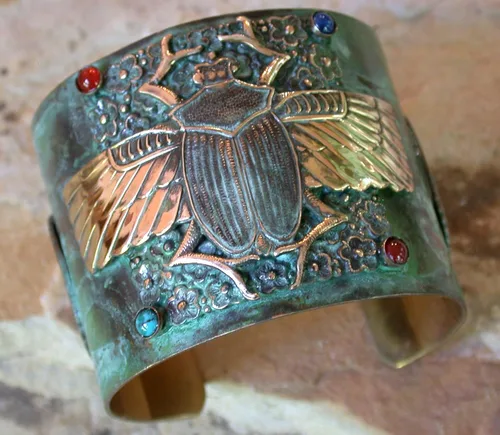 Miniatura 4 de Elaine Coyne Collectible Artwear Patina Brass - Pulsera ancha con diseño de escarabajo egipcio, cornalina, ónix azul marino, turquesa, Latón