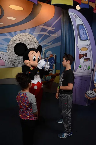Miniatura 4 de Paquete de 4 libros oficiales de autógrafos de Disney, Mickey, Minnie, Mickey & Friends, Clubhouse Friends con 4 bolígrafos multicolor