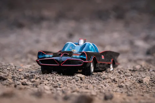 Miniatura 3 de Toy Cars DC Comics Serie de TV clásica 1:24 Batman Batmobile - Coche fundido a presión y figuras de Batman, Robin, Pingüino y el Joker de 2.75