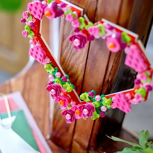 Miniatura 5 de LEGO Juego de juguetes de construcción de adornos de corazón, idea divertida de artes y manualidades para niñas y niños, a partir de 9 años