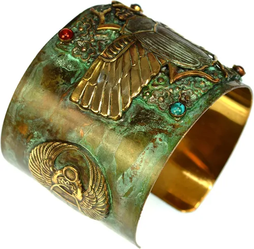 Miniatura 2 de Elaine Coyne Collectible Artwear Patina Brass - Pulsera ancha con diseño de escarabajo egipcio, cornalina, ónix azul marino, turquesa, Latón