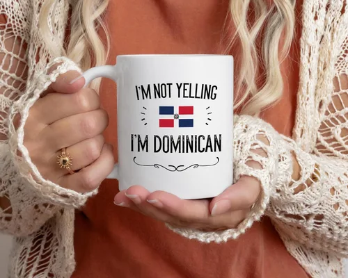 Miniatura 2 de Casitika Divertidos regalos de República Dominicana. Taza de café de cerámica de 11 onzas con texto en inglés "I'm Not Yelling I'm Dominican". Tazas
