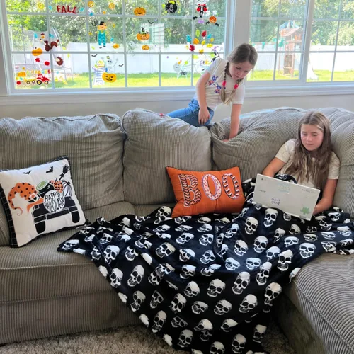 Miniatura 2 de Manta de forro polar de Halloween: calaveras blancas sobre terciopelo negro suave extra grande 70 x 50 para sofá, cama, sillón o dormitorio