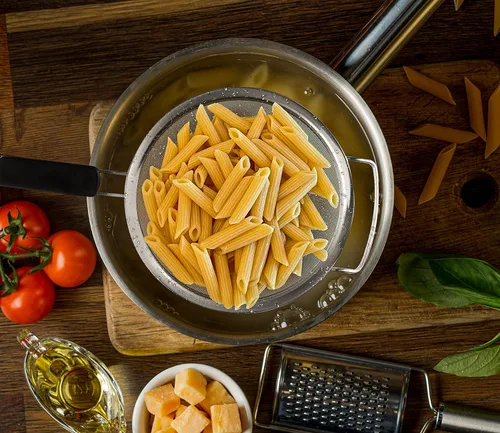 Miniatura 2 de Colador grande de malla fina de 9 pulgadas con mango de goma termoplástica - Tamiz de malla fina de acero inoxidable - Ideal para colar pasta