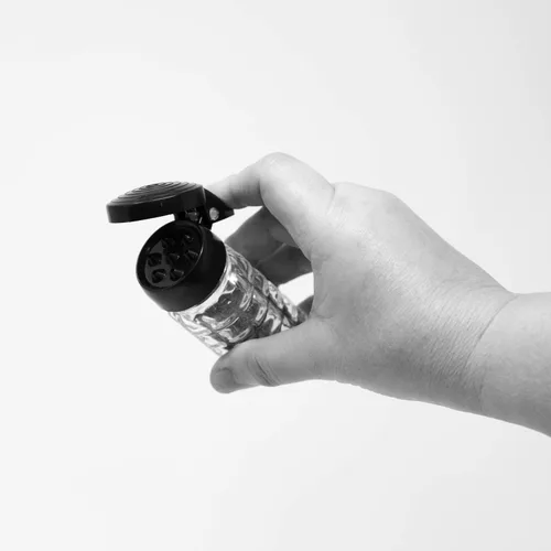 Miniatura 2 de Shake-It-Free Salero y pimentero a prueba de humedad de Tumbler Home. Exclusivas tapas con resorte de color blanco y negro, a prueba de atascos