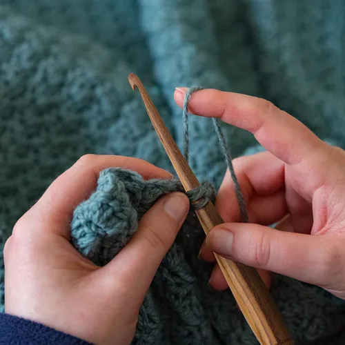 Miniatura 2 de Ommi - Ganchos de ganchillo con mango ergonómico, gancho de ganchillo de madera de teca hecho a mano de 7 pulgadas, aguja de tejer, tejido de hilo
