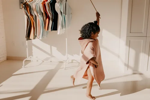 Miniatura 4 de Jade&Kai Toalla con capucha para bebés y niños pequeños, se ajusta a un poncho, gofre de algodón orgánico, ligera y absorbente, para baño, playa