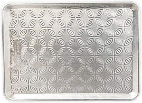 Nordic Ware Embossed Naturals Vintage Starburst, aluminio natural sin recubrimiento con borde de acero reforzado que evita la deformación, media hoja