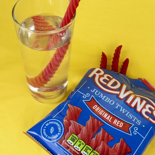 Miniatura 7 de Red Vines Regaliz jumbo, sabor rojo original, bolsas de 8 onzas (paquete de 12), suaves y masticables dulces Twists
