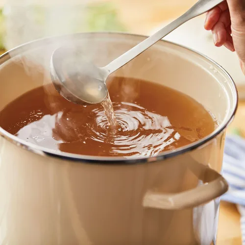 Miniatura 3 de Rachael Ray Olla esmaltada en acero con tapa, apta para inducción, 12 cuartos de galón, crema de almendras