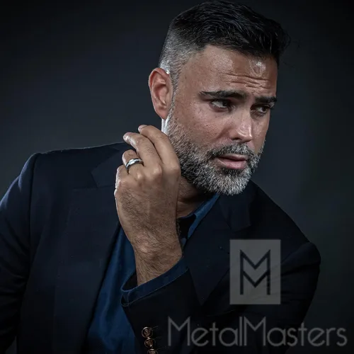 Miniatura 5 de Metal Masters Co. Anillo de compromiso para hombre de titanio con 9 circonitas cúbicas grandes de corte princesa