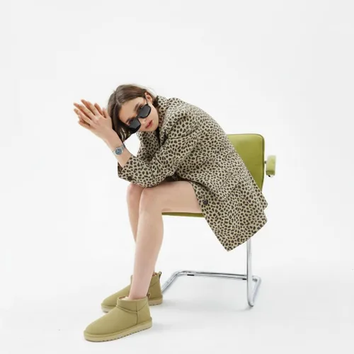 Miniatura 2 de CUSHIONAIRE, Hip 2 - Botas de nieve de gamuza auténtica para mujer, sin cordones, con cómodo forro de piel de oveja sintética + espuma viscoelástica