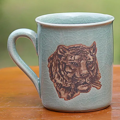 Miniatura 5 de NOVICA Taza artesanal de cerámica celadón hecha a mano con tigre pintado de Tailandia, vajilla verde, tazas de vajilla con temática de animales