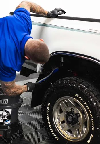 Miniatura 7 de Detail Factory - Cepillo Fender Well - Mango ergonómico ProGrip, cerdas sintéticas rígidas, diseño ergonómico, limpia tus pozos de rueda