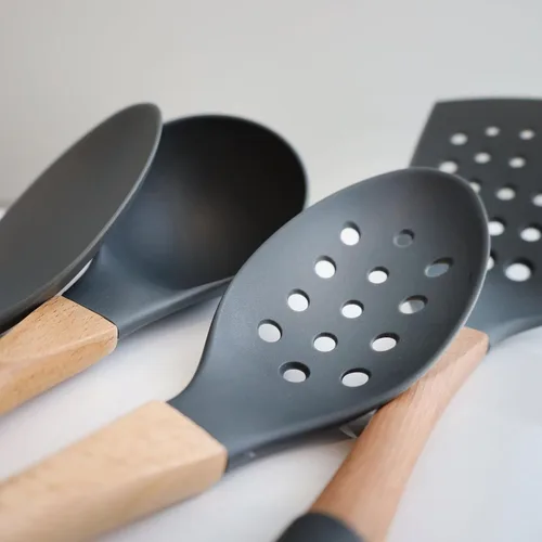 Miniatura 4 de Beille 5 utensilios de cocina de madera de nailon gris oscuro con cucharas de cocina, cucharón de sopa, cuchara espumadera y espátula, 13 pulgadas