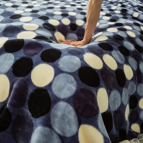 Miniatura 3 de LGYKUMEG - Manta coreana de visón, 59"×79", sedosa y cálida - 2 capas reversibles de manta de felpa Raschel 4.4 lb, beige y marrón, (150x200cm-2kg)