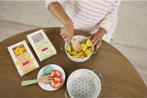Miniatura 2 de Fisher-Price Juego de cocina de madera, ollas y chef de pasta, 31 piezas de comida de juego y utensilios de madera para niños preescolares a partir