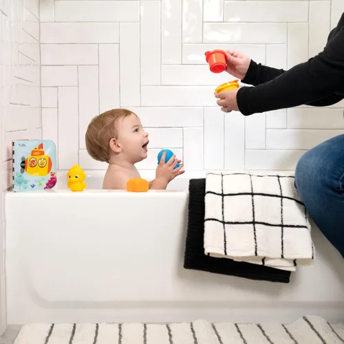 Miniatura 8 de Baby Einstein Ocean Explorers Opus Bath Pals - Juego de regalo de 11 piezas, libro de baño impermeable, tazas de baño, juguetes de baño