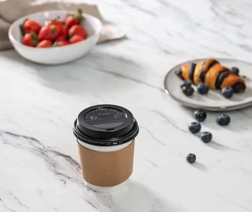Miniatura 4 de GUSTO 50 juegos de tazas de café desechables con tapas y fundas de 10 onzas. Vasos calientes de papel para viajes y uso en la oficina. Paquete 16