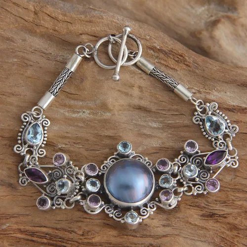 Miniatura 2 de NOVICA Pulsera artesanal hecha a mano con perlas cultivadas con flores de amatista, plata esterlina, topacio azul, mabe, morado, blanco, colgante