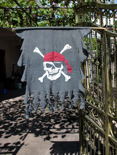 Miniatura 4 de LANGXUN 2 banderas piratas de lino retro y desgastado de tamaño grande de 3 x 2.5 pies para decoraciones de Halloween, fiesta pirata, decoración