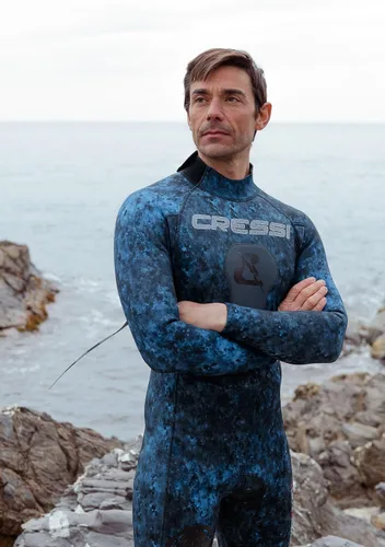 Miniatura 6 de Cressi Traje de neopreno de una pieza para pesca submarina y apnea con almohadilla de carga en el pecho, protección para las rodillas, diseño