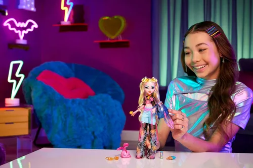 Miniatura 2 de Monster High Muñeca Lagoona Blue en camiseta de malla y pantalones cargo, incluye pez mascota Neptuna y accesorios como una mochila, un refrigerio