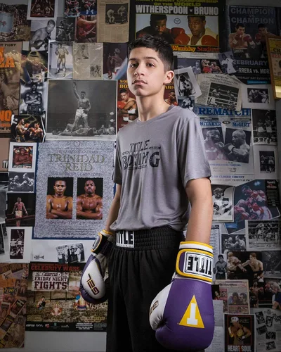 Title Boxing Gel World V2T - Guantes tipo bolsa, color morado, blanco/dorado, talla M