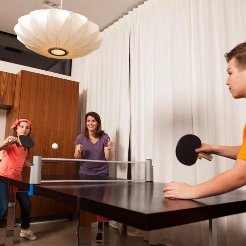 Miniatura 7 de Mesa de tenis Champion Sports Anywhere: paletas de ping pon, pelotas, y red y postes portátiles listos para jugar.
