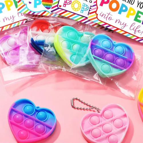Miniatura 7 de Qinline Paquete de 30 regalos de cumpleaños para niños – Mini juguete antiestrés de corazón con tarjetas de regalo para niños y niñas, regalos
