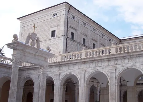 Miniatura 3 de Medalla de cruz esmaltada de San Benito con cápsula de suelo Monte Cassino