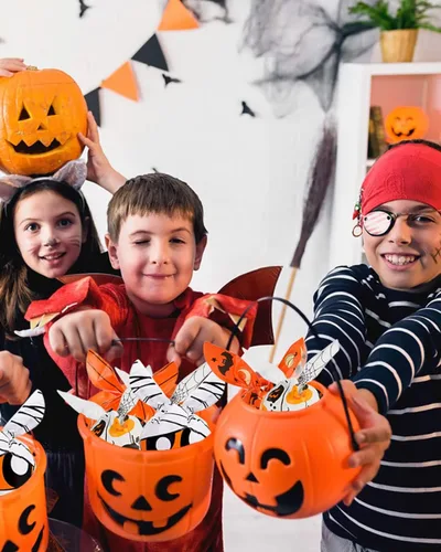 Miniatura 5 de Weenkilly 100 Bolsas de Golosinas de Halloween, 4 Estilos de Bolsas de Dulces para Niños, Linda Bolsa de Golosinas con Orejas de Conejo de Plástico
