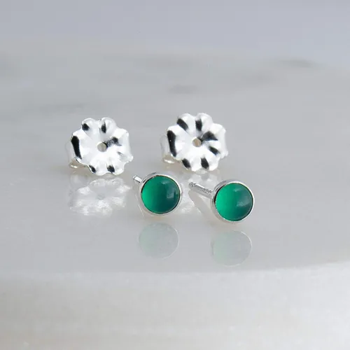 Miniatura 102 de Aretes pequeños de plata de ley para cartílago, tragus, hélix, múltiples piercings hipoalergénicos, piedra natal para mujer, juego de bisel