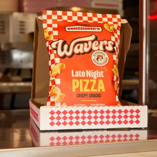 Miniatura 3 de WAVERS by Doughbrik's Snacks, Sabor Pizza de Medianoche, bolsa de 4.5 onzas, textura crujiente y crocante, snack perfecto para cualquier momento