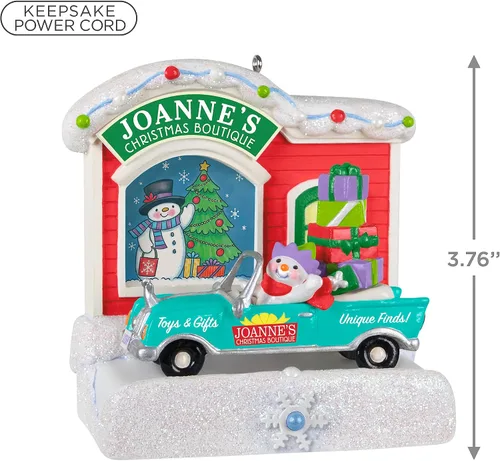Miniatura 5 de Hallmark Keepsake Adorno de Navidad 2023, Colección Happy Holiday Parade Boutique Navideña de Joanne Musical con Luz, Regalos para Ella Holiday