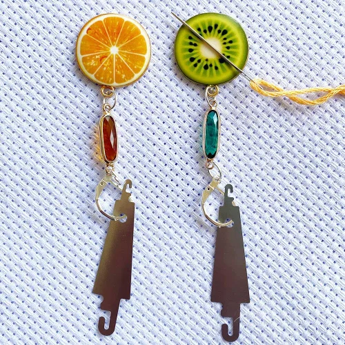 Paquete de 2 agujas magnéticas de frutas con enhebrador para bordado de punto de cruz, color naranja, kiwi, decoración colgante para costura