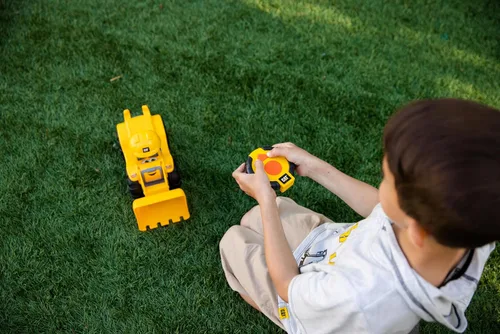 Miniatura 4 de CAT Construction Toys, Camión Cargador de Control Remoto RC - 10.5 Pulgadas de Largo, Controlador Apto para Niños, Controlador Guardable, Luces