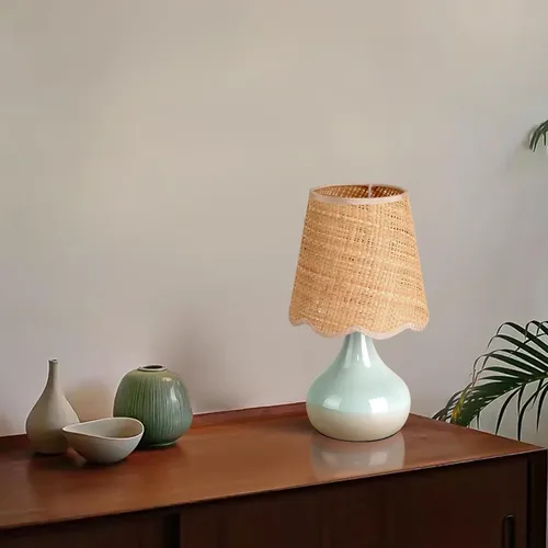 Lámpara de mesa pequeña de color azul claro estilo boho para espacios pequeños, lámpara de mesita con pantalla de ratán para dormitorio, linda