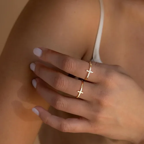 Miniatura 4 de Foxgirl Anillos de cruz de oro para mujeres y niñas, juego de anillos apilables chapados en oro de 14 quilates, anillos de dedo de cruz fina