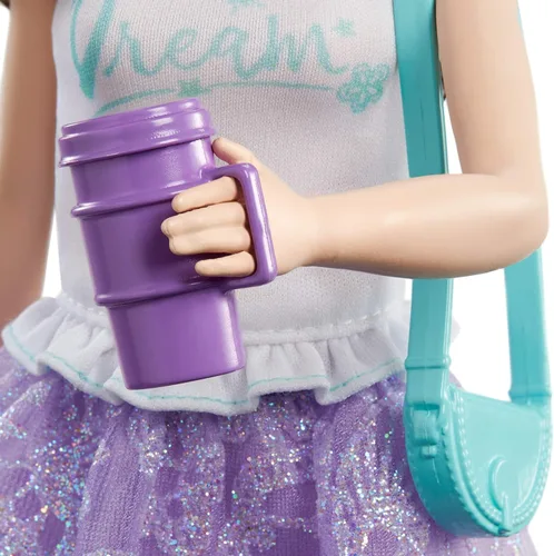 Miniatura 4 de Barbie Muñeca Princess Adventure Renee (morena de 12 pulgadas) en moda y accesorios, con teléfono inteligente, bolso, taza de viaje y tiara, regalo