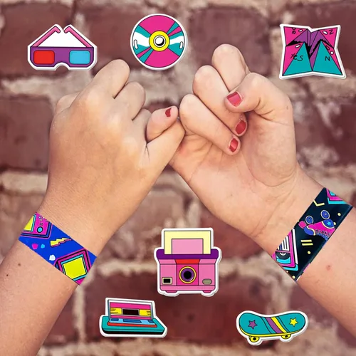 Miniatura 4 de CZWXOXO 74 recuerdos de fiesta temática de los 80 contienen 24 pulseras temáticas de los 80, 50 calcomanías temáticas de los 80, decoraciones retro