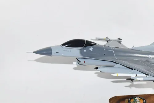 Miniatura 3 de Lockheed Martin F-16 Fighting Falcon®, escuadrón de prueba y evaluación 422d, modelo a escala de caoba de 18 pulgadas