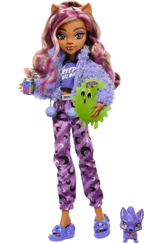 Monster High Muñeca de fiesta Creepover, lobo Clawdeen con media luna de perro, ropa de fiesta de pijamas y accesorios como máscara de ojos y pizza
