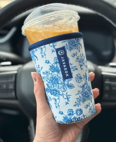 Miniatura 4 de Sok It Java Sok - Funda de neopreno con aislamiento térmico para tazas de café helado y vasos de sodas frías, diseño Like Fine China, tamaño S, Como