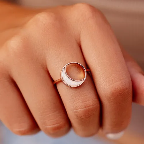 Miniatura 2 de Pura Vida Anillo de oro rosa Eclipse hecho a mano Anillo apilable con ópalo de resina, anillo de joyería con base de latón Anillos de oro rosa