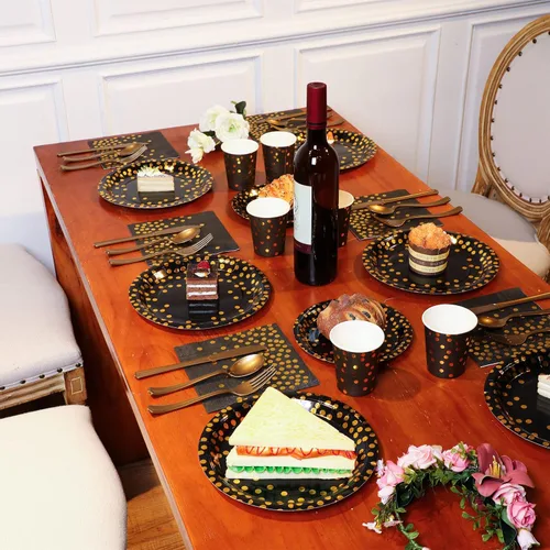 Miniatura 5 de Sieral 560 piezas de suministros de fiesta negros y dorados para 80 invitados, kits de vajilla de punto dorado, platos de papel negro, tazas