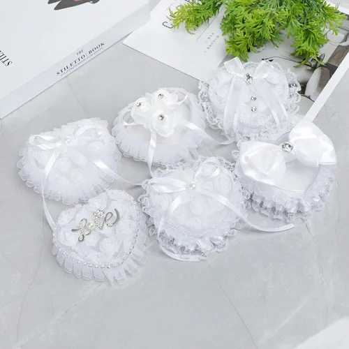 Miniatura 3 de Caja de soporte para anillo de boda en forma de corazón, almohada romántica para portador de anillo de encaje blanco, cojín romántico de perlas