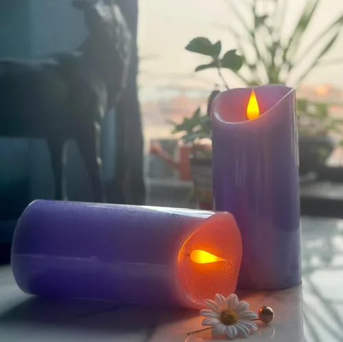 Miniatura 2 de adoria Juego de 2 velas grandes sin llama moradas, velas de pilar de cera real con aroma a lavanda realista, diámetro de 3.15 x 7 pulgadas, control