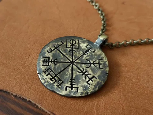 Miniatura 8 de Baldur Jewelry Collar de brújula Vegvisir con textura martillada a mano hecha a mano Colgante de latón Cadena de 22 pulgadas Joyería vikinga