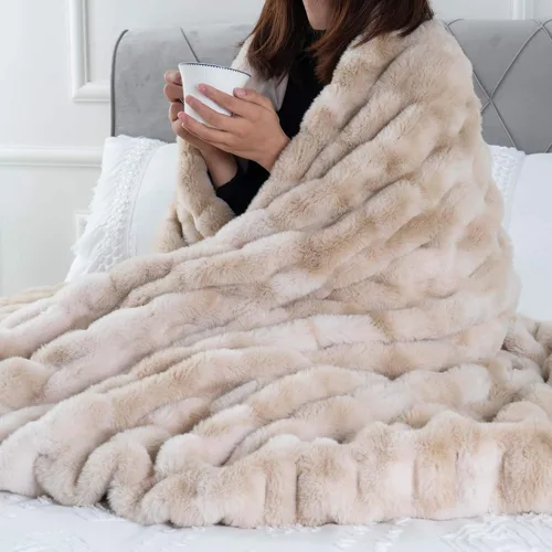 Miniatura 4 de BATTILO HOME Manta de Tiro de Piel Sintética Beige Suave Lujosa Fruncida Difusa Felpa Elegante con Manta de Visón Reversible para Sofá, Silla, Sofá